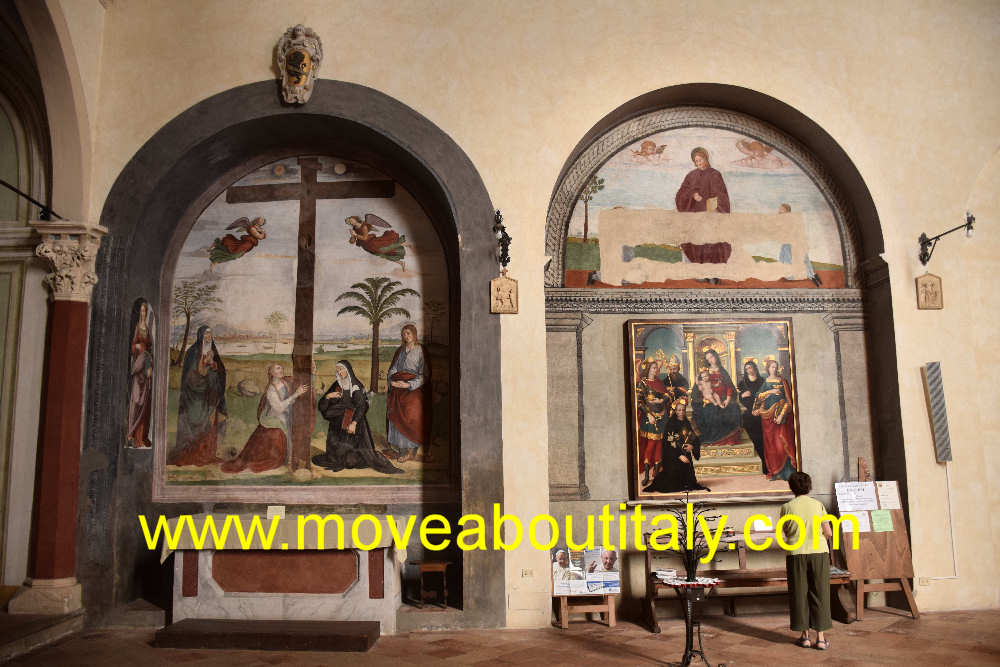 Arco con frammenti e Madonna in Trono